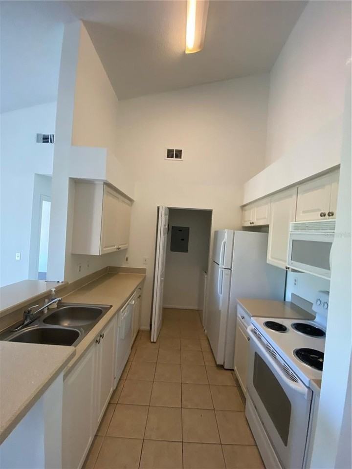 1229 Bermuda Lakes Ln #303 - Photo 4 of 17