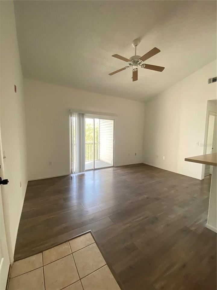 1229 Bermuda Lakes Ln #303 - Photo 5 of 17