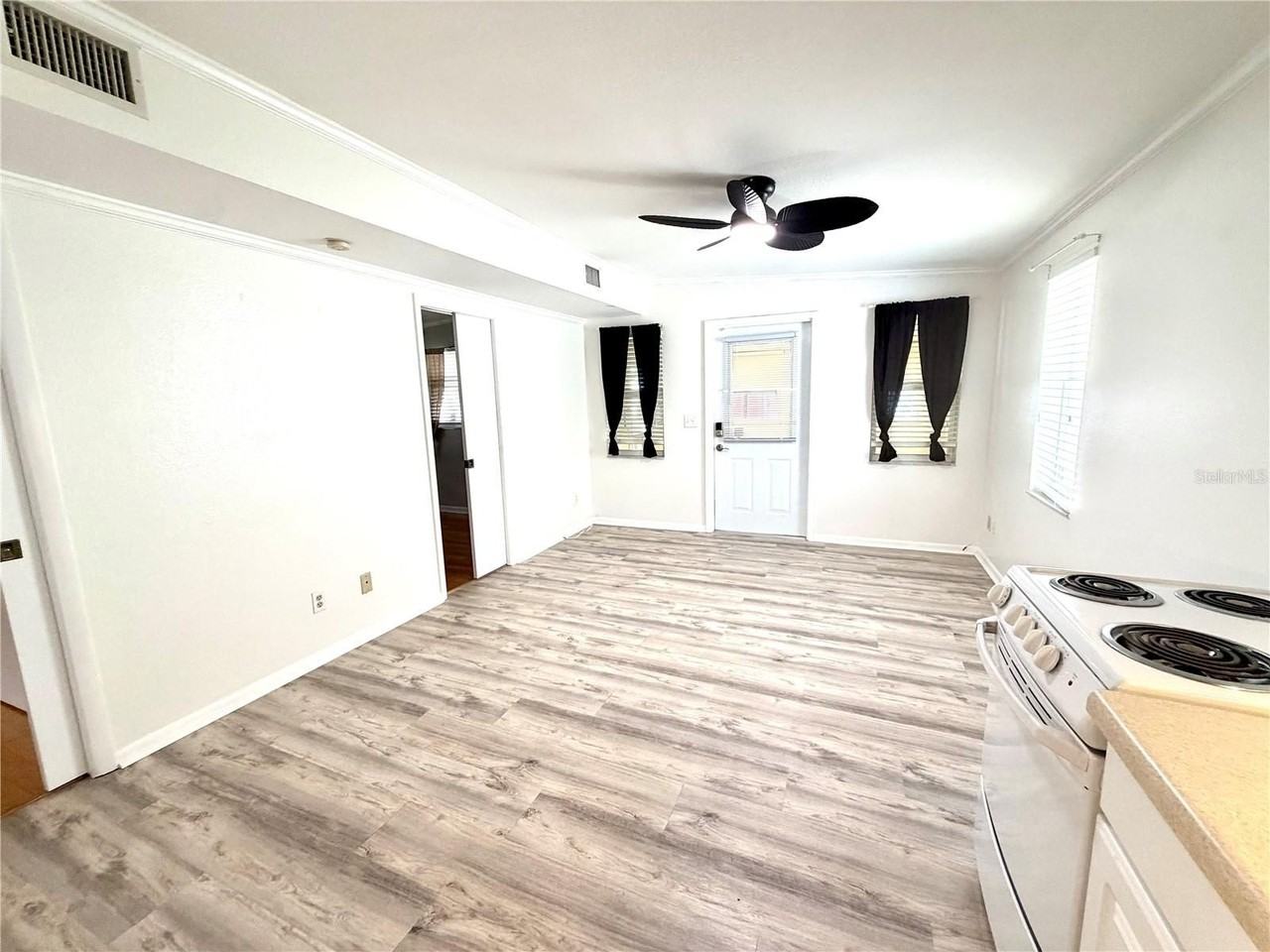 516 Northmoor Ave N - Photo 3 of 19