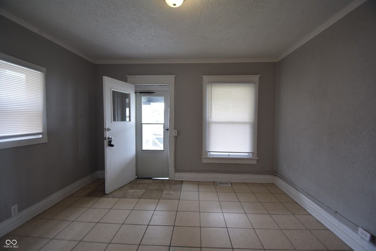 1040 Division St - Photo 5 of 19