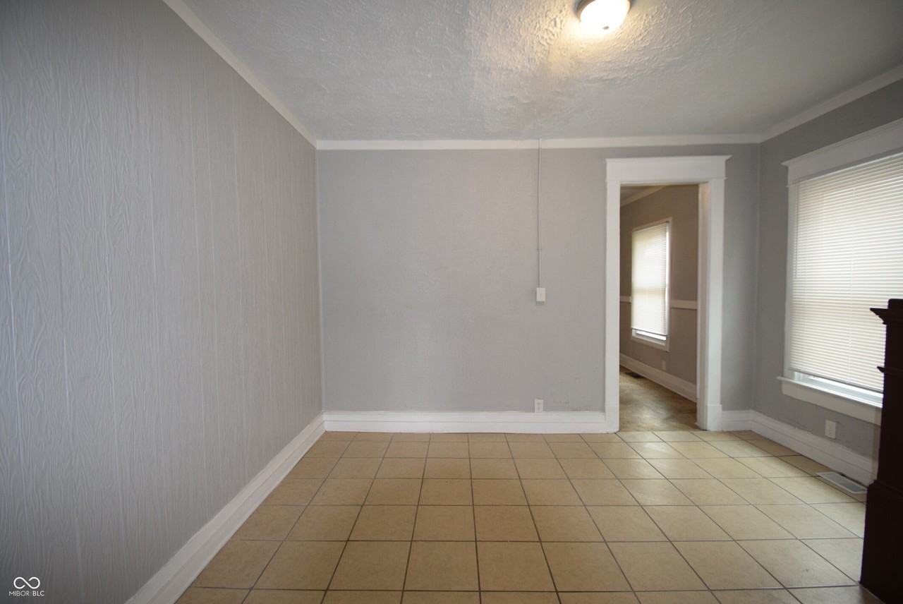 1040 Division St - Photo 6 of 19