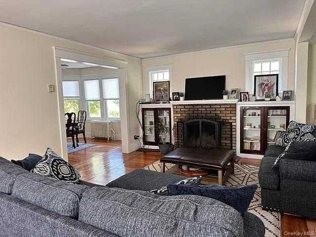 42 Sammis St - Photo 2 of 9