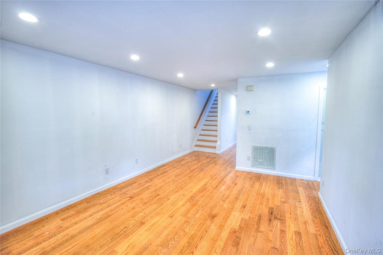 15 Mohegan Ave #B