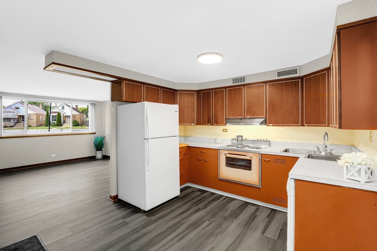 7105 W Foster Pl #2 - Photo 4 of 15