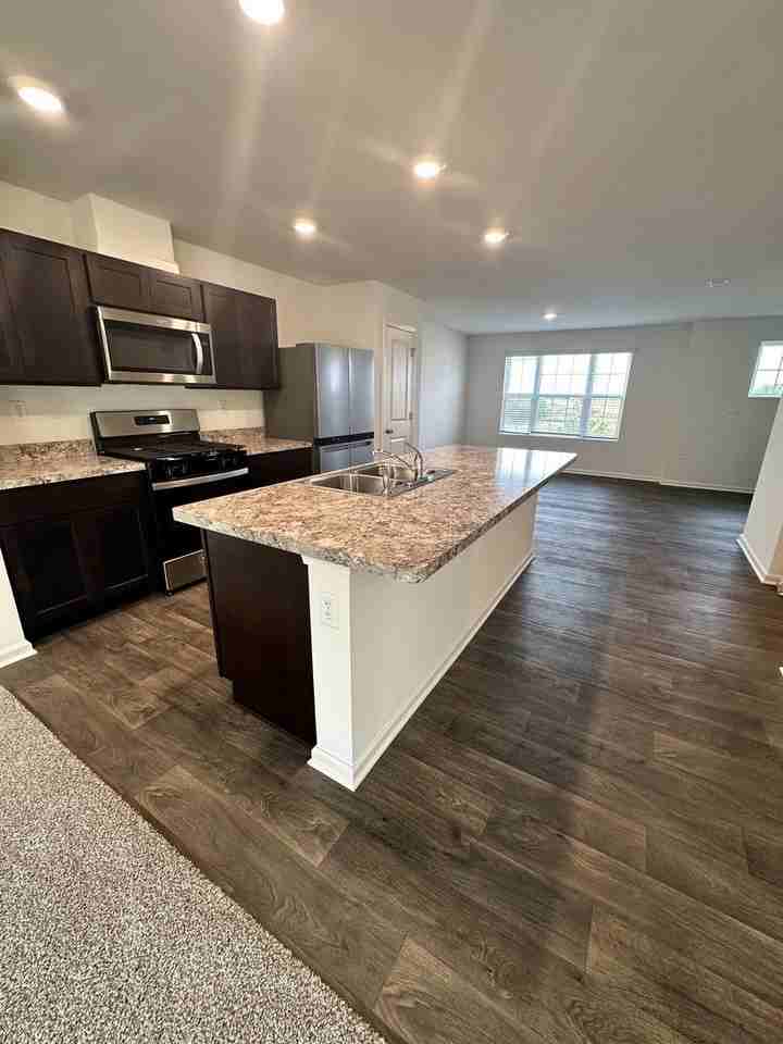 1534 Yosemite Way - Photo 2 of 20