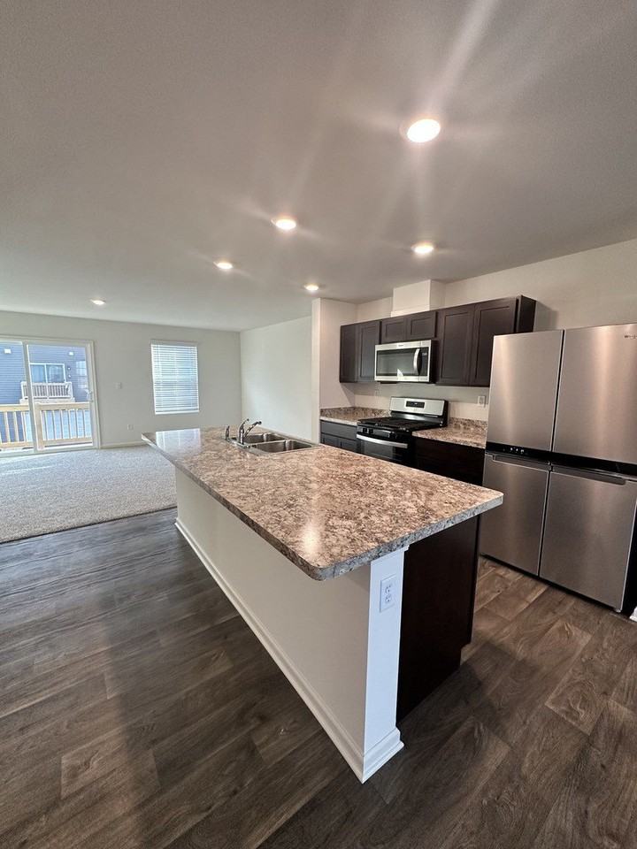 1534 Yosemite Way - Photo 3 of 20