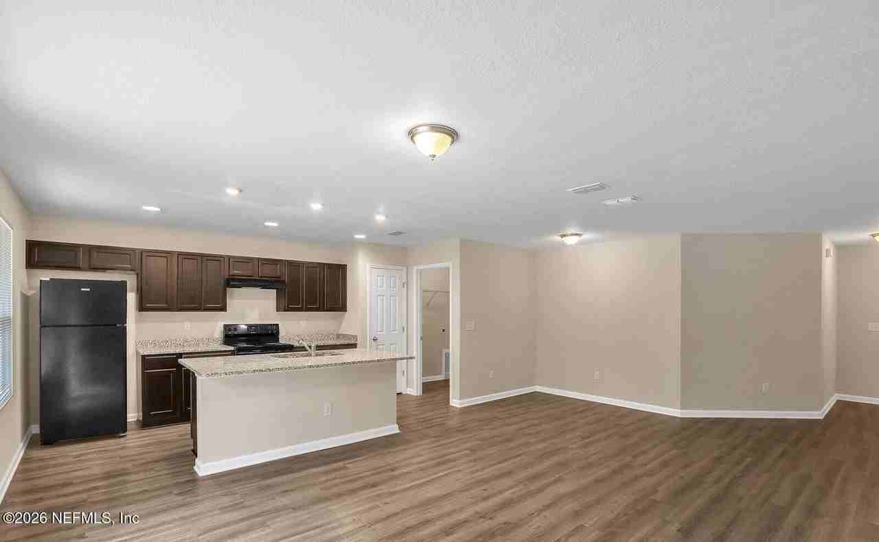 118 Thomas Ave - Photo 2 of 16
