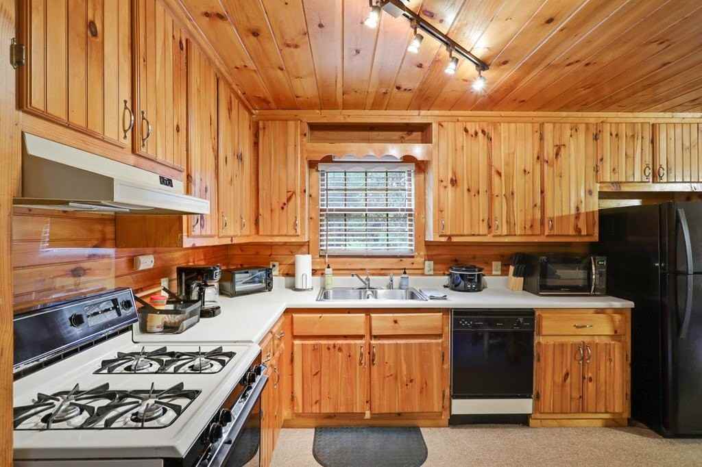67 Castle Ct - Photo 4 of 28