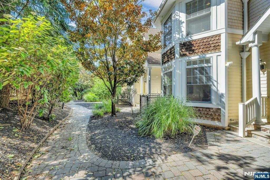 33 E Linden Ave - Photo 3 of 22