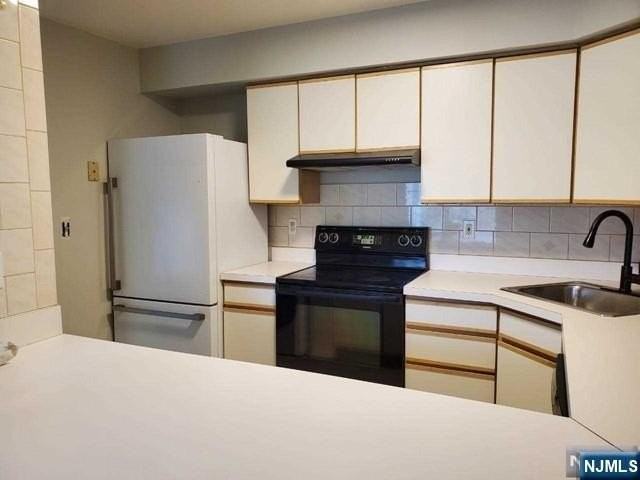 523 Windsor Dr - Photo 4 of 15