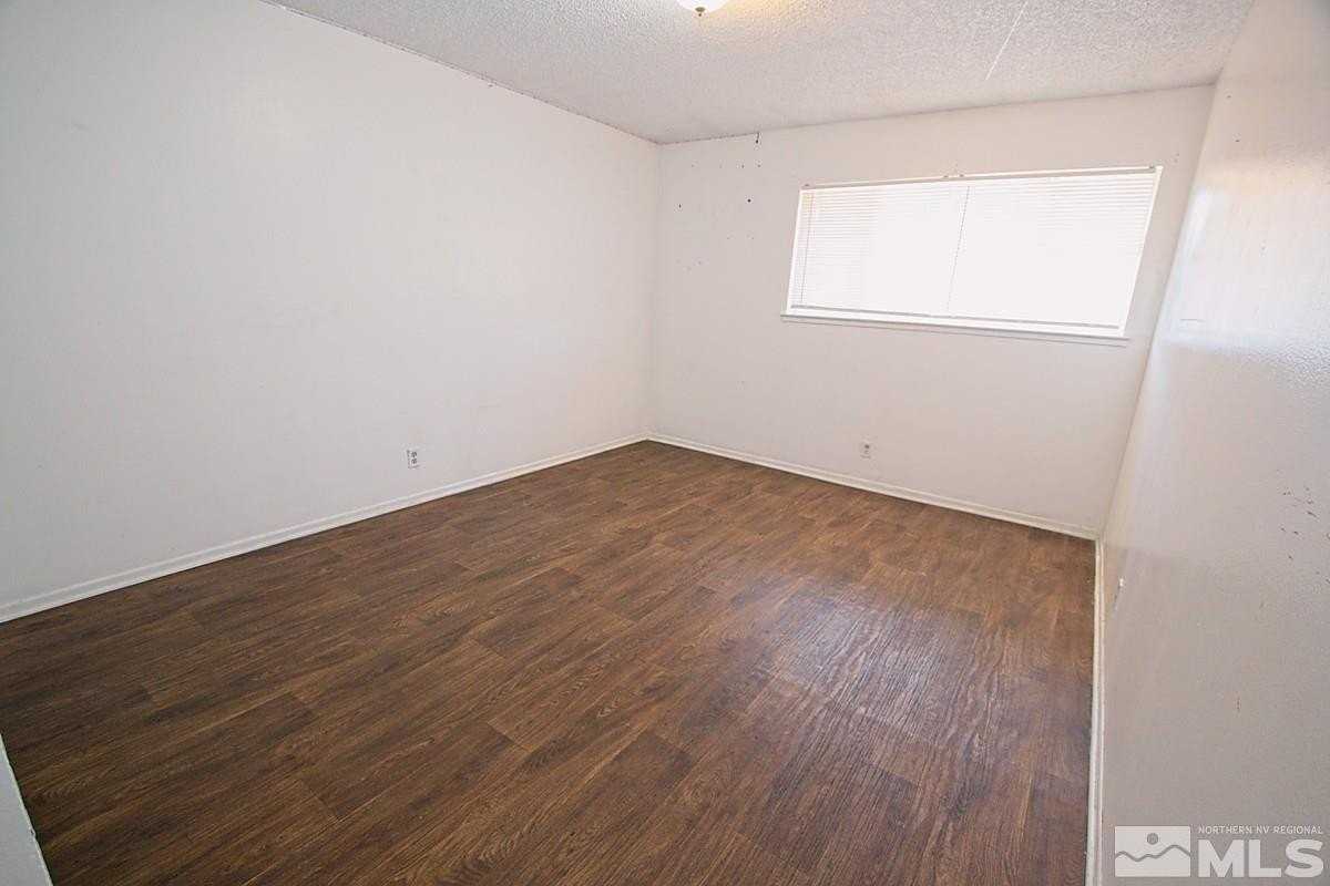 1033 Parkview St - Photo 4 of 6