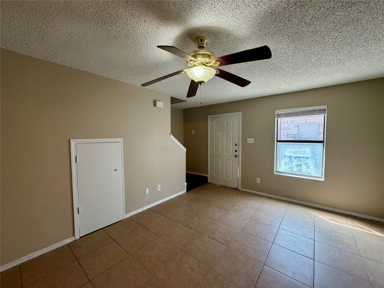 3071 Olympia Dr - Photo 4 of 20