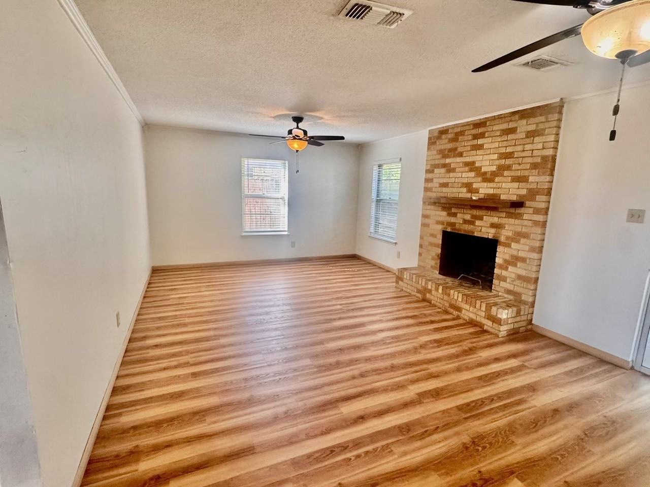1912 Winewood Ln - Photo 3 of 9