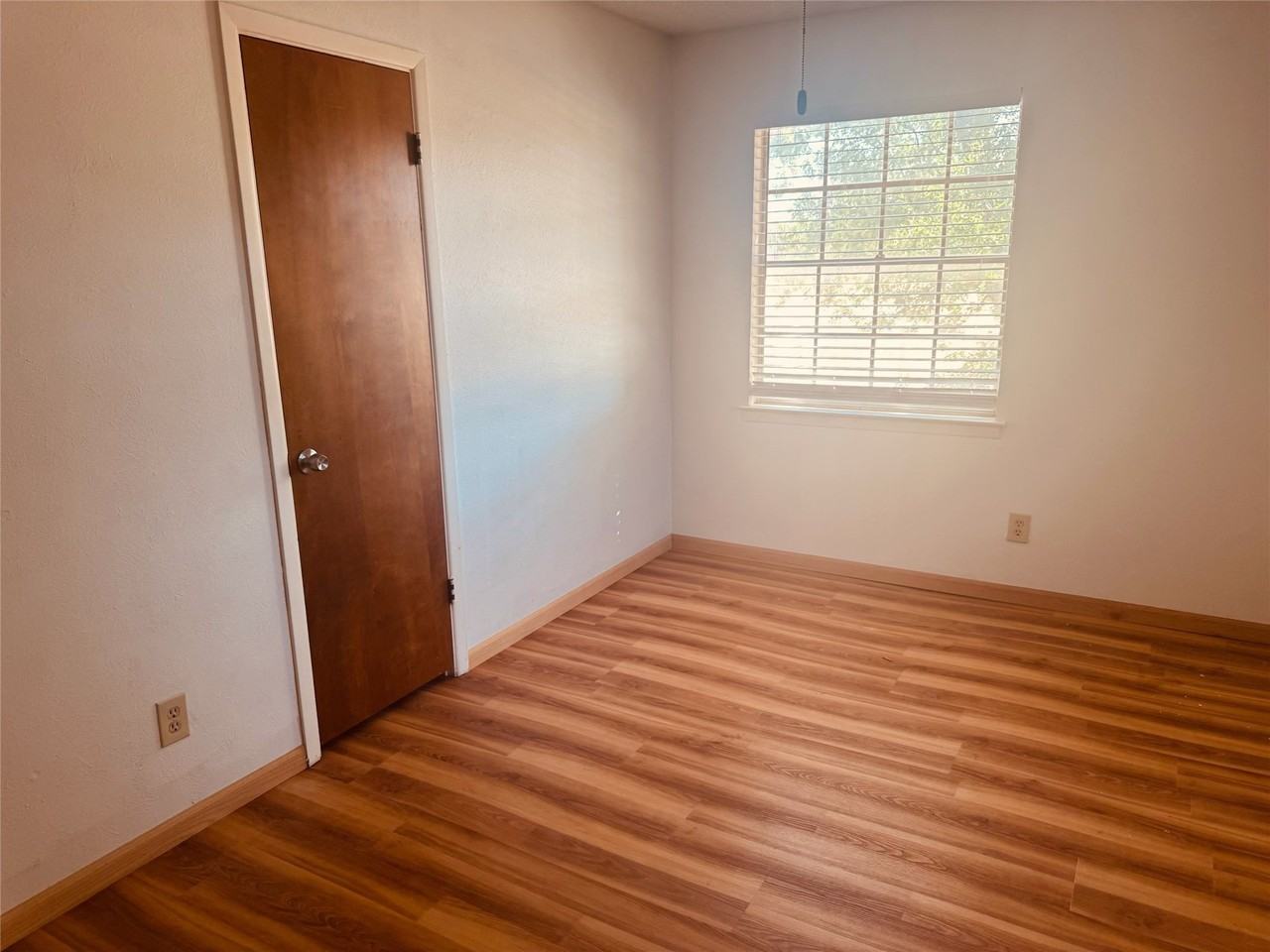 1912 Winewood Ln - Photo 5 of 9