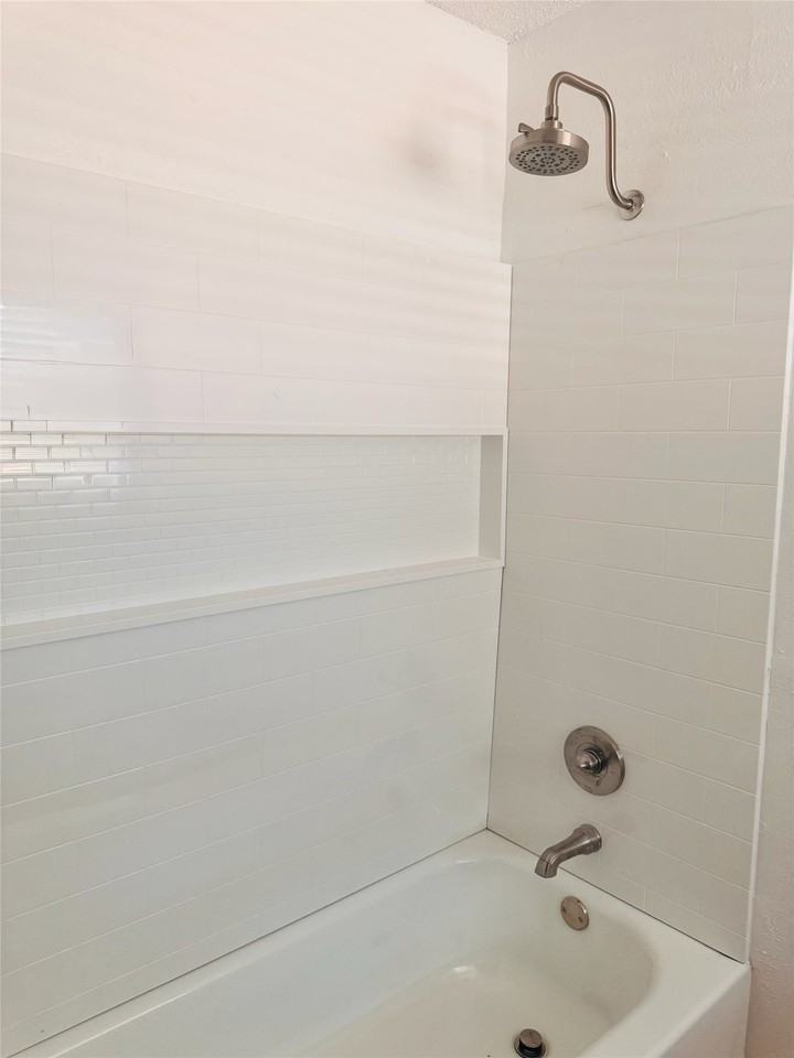 1912 Winewood Ln - Photo 6 of 9