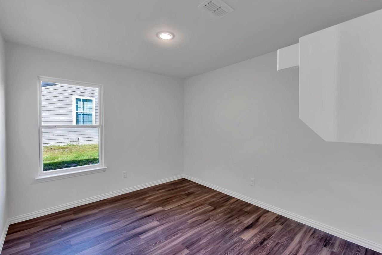 625 Whitworth St #B - Photo 5 of 12