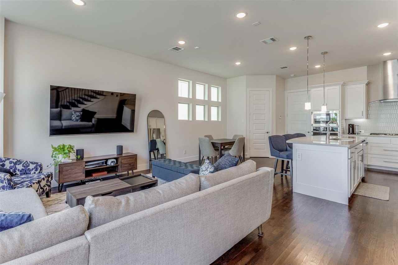 8052 Zeppos Dr - Photo 3 of 18