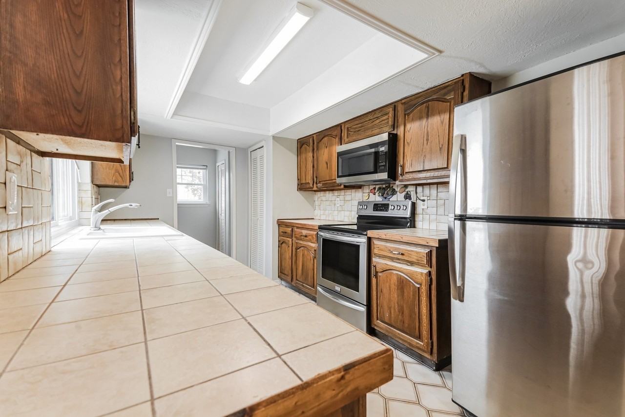 3464 Livingston Ln - Photo 3 of 15