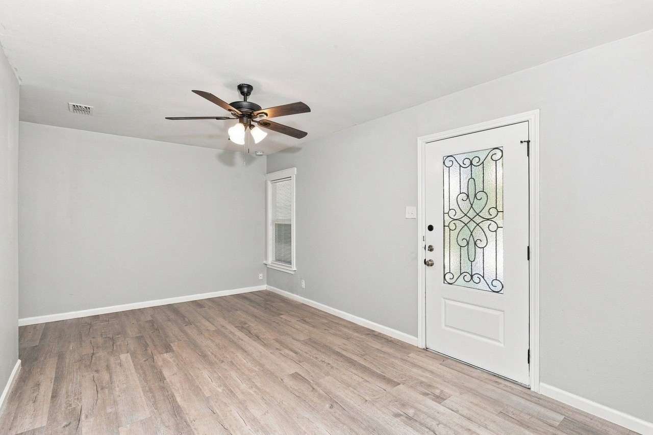 4328 Waits Ave - Photo 4 of 16