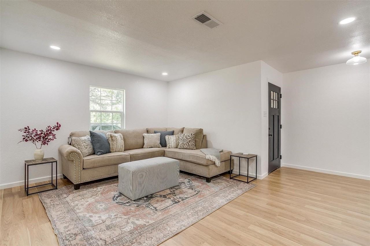 1701 Larkspur Dr - Photo 2 of 31