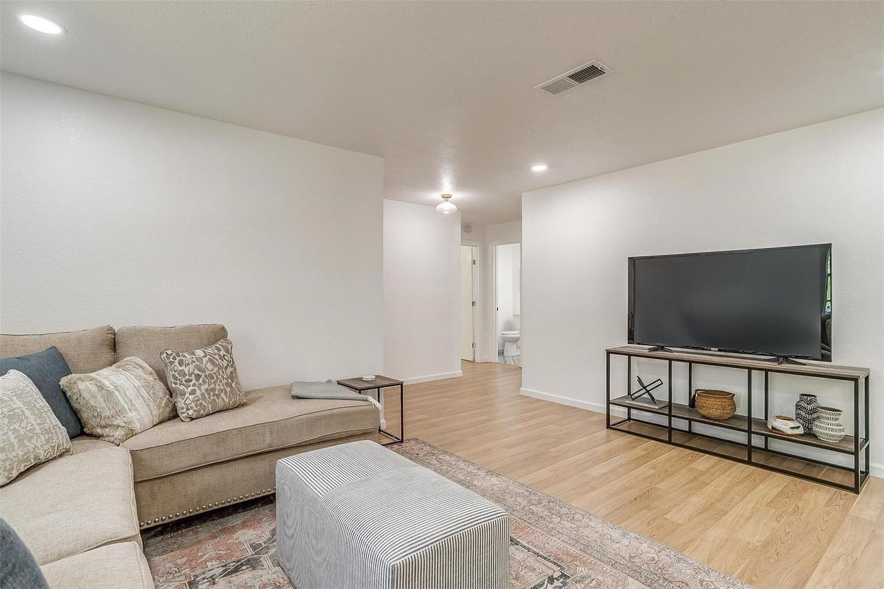 1701 Larkspur Dr - Photo 3 of 31