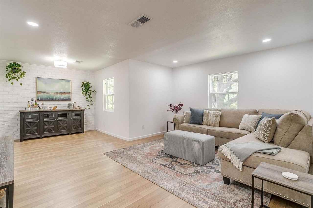 1701 Larkspur Dr - Photo 4 of 31