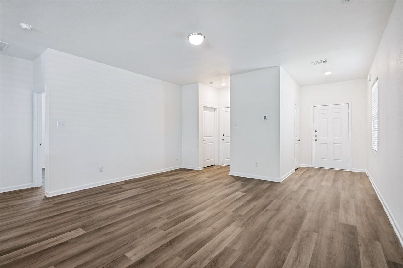 421 Covington Cv - Photo 3 of 20