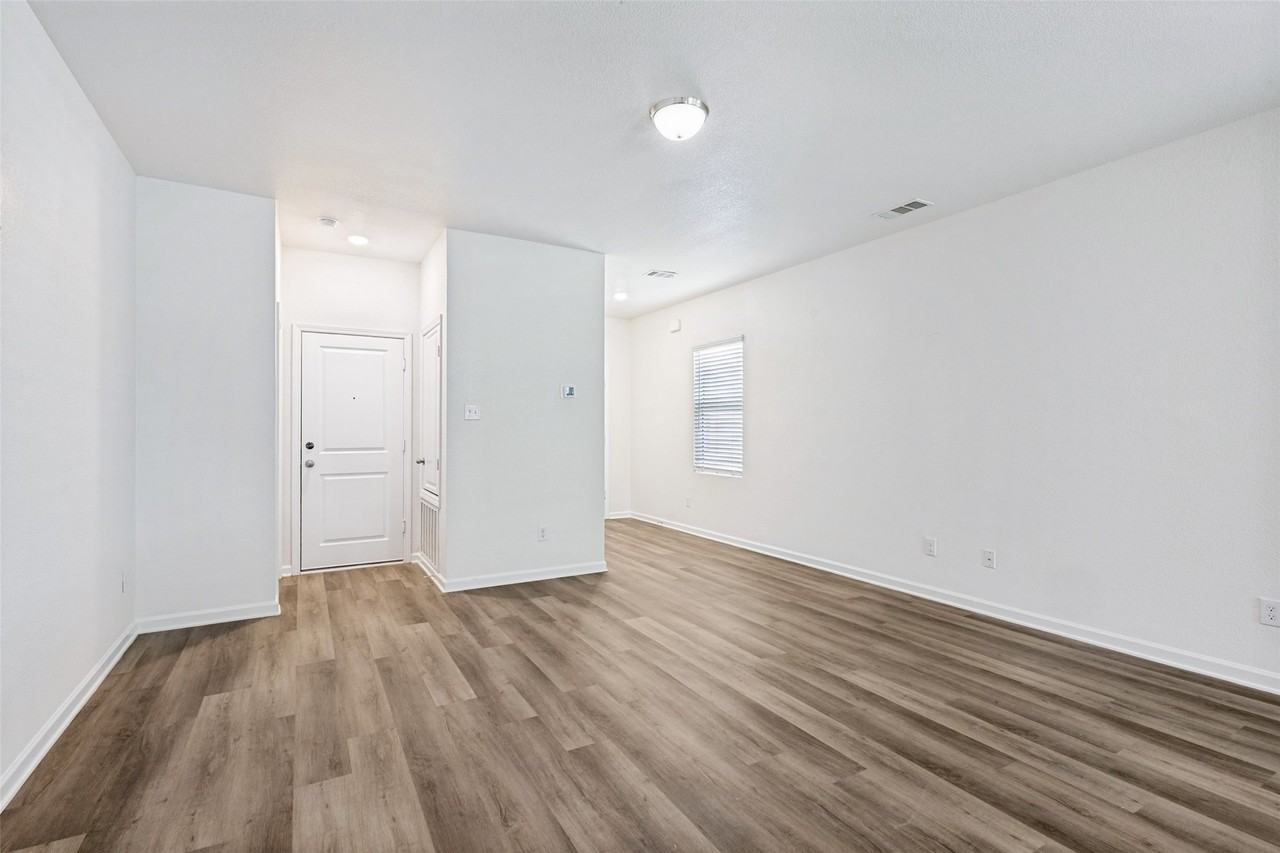 421 Covington Cv - Photo 4 of 20