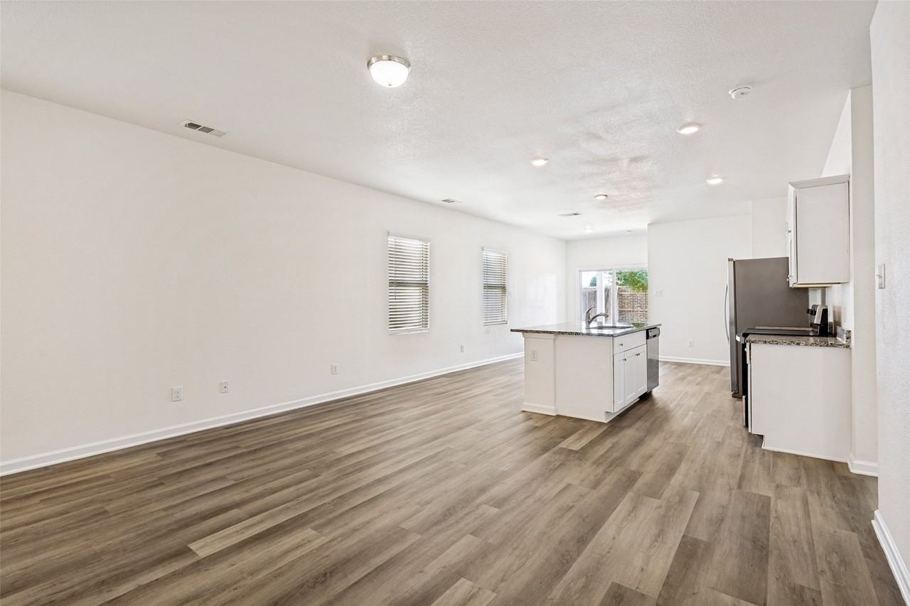 421 Covington Cv - Photo 5 of 20