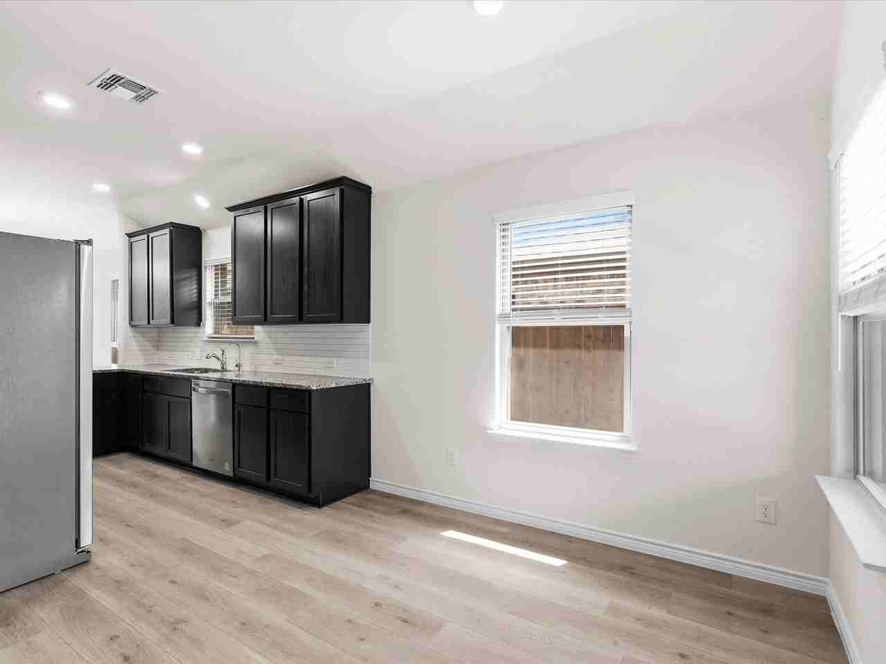 2540 Pettus Dr - Photo 3 of 35