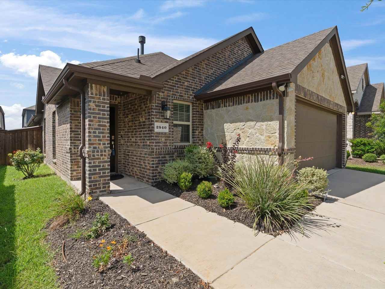 2540 Pettus Dr - Photo 7 of 35