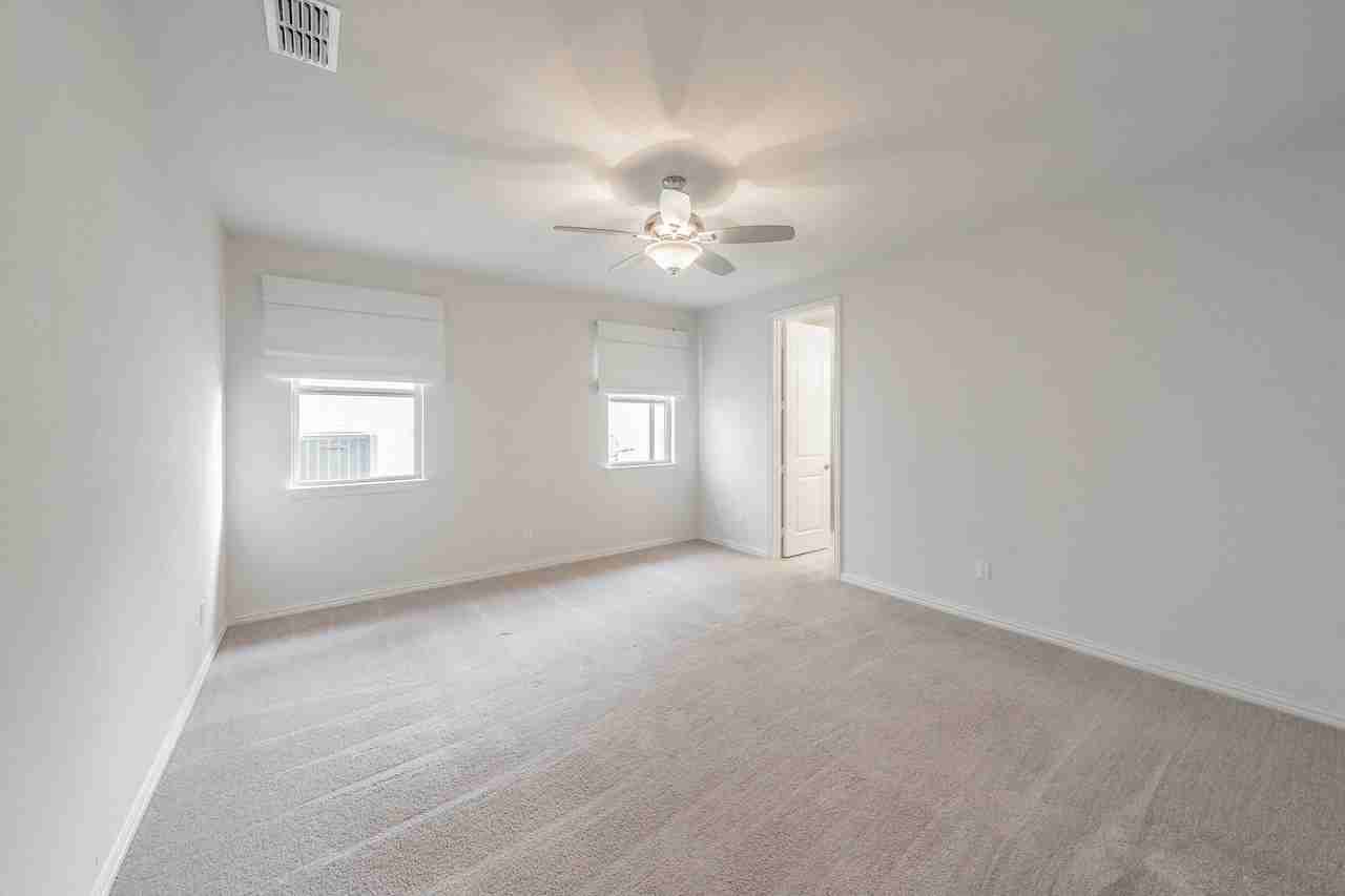 900 Pearl Pl - Photo 5 of 36