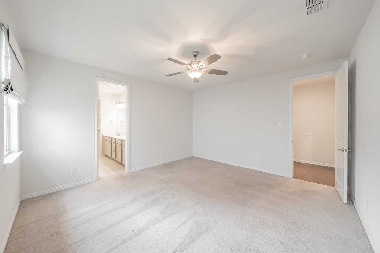 900 Pearl Pl - Photo 7 of 36