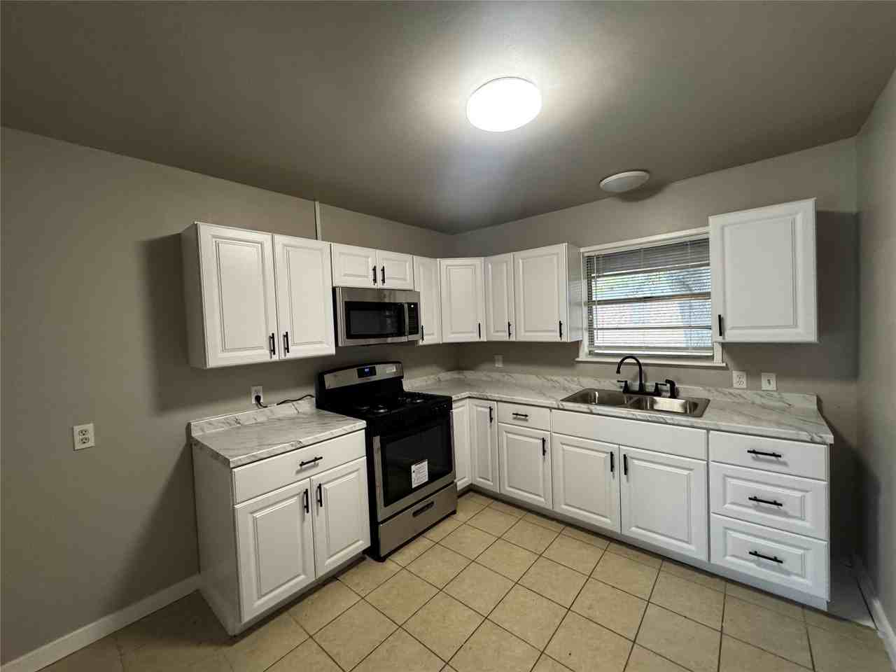 606 N Overlook Dr - Photo 5 of 11