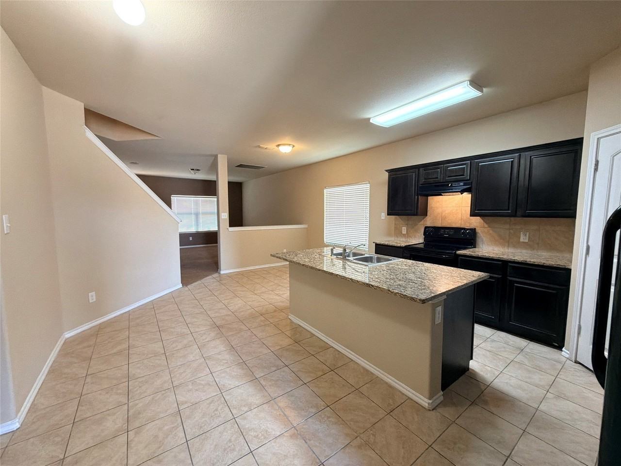 1137 Colchester Ct - Photo 4 of 18