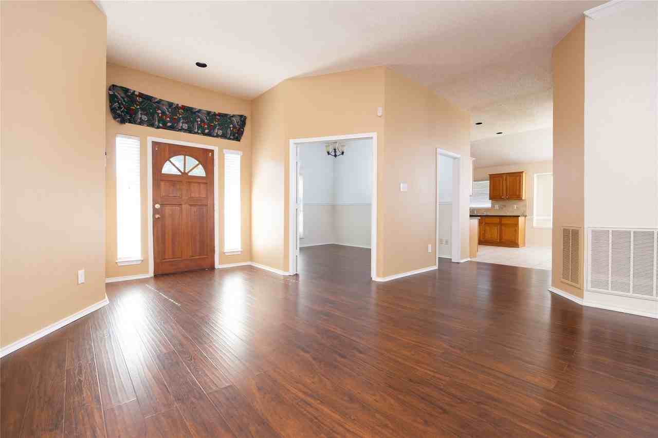 1207 Brook Dr - Photo 3 of 30