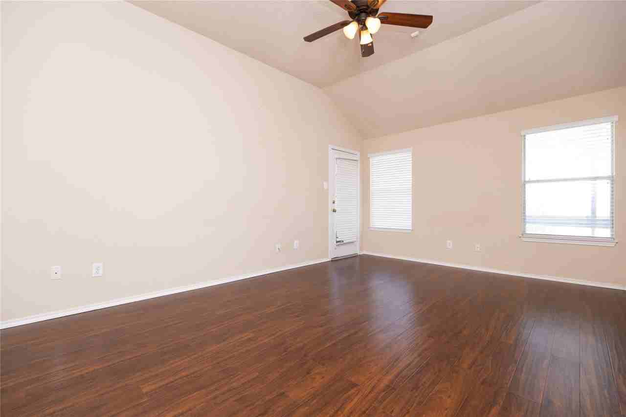 1207 Brook Dr - Photo 4 of 30