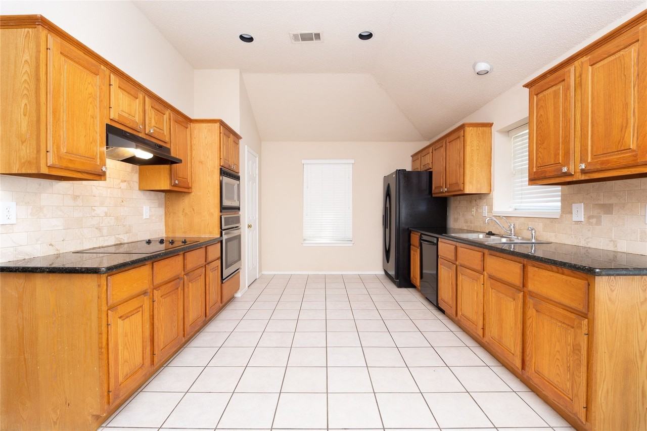 1207 Brook Dr - Photo 5 of 30