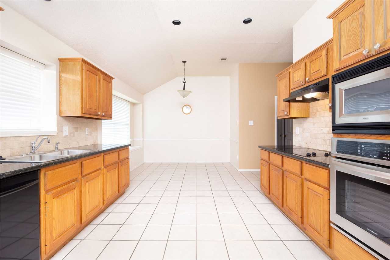 1207 Brook Dr - Photo 6 of 30