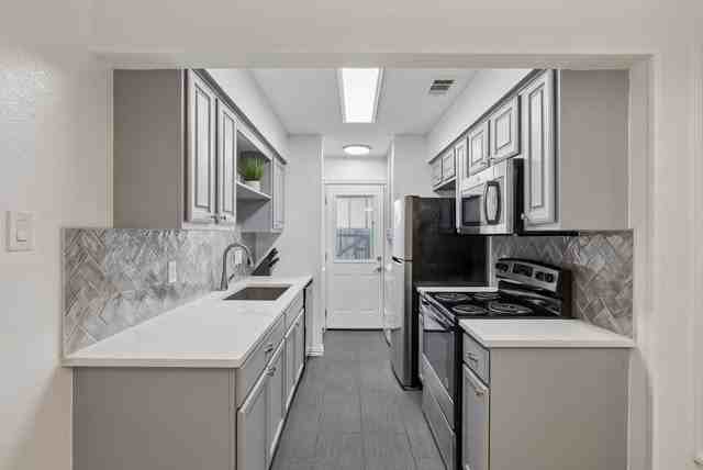 213 Hood St - Photo 4 of 17