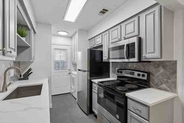 213 Hood St - Photo 5 of 17