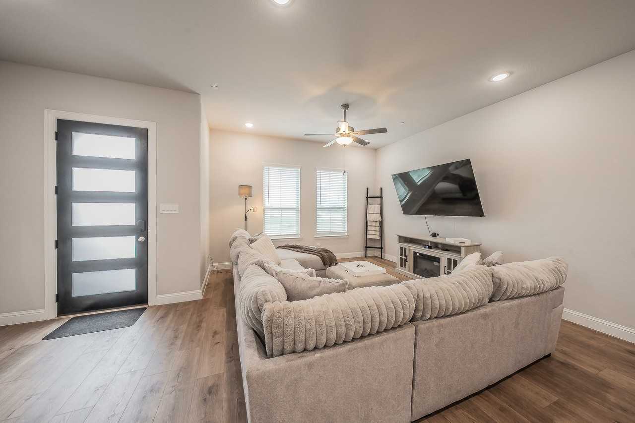 12933 Couture Dr - Photo 3 of 37