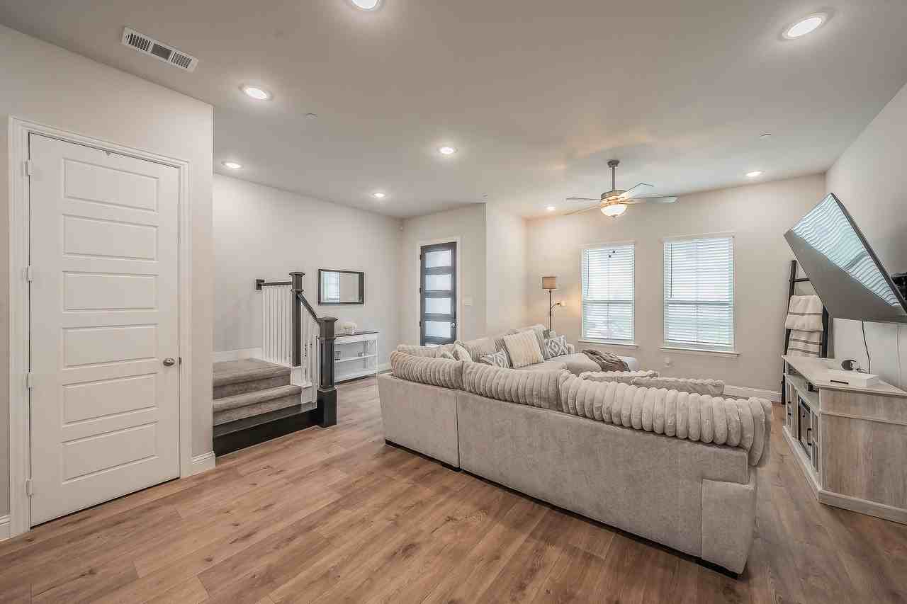 12933 Couture Dr - Photo 4 of 37