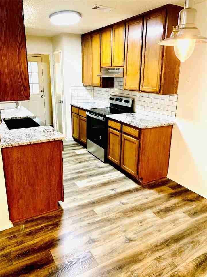 2305 Kingsford Ct - Photo 4 of 15