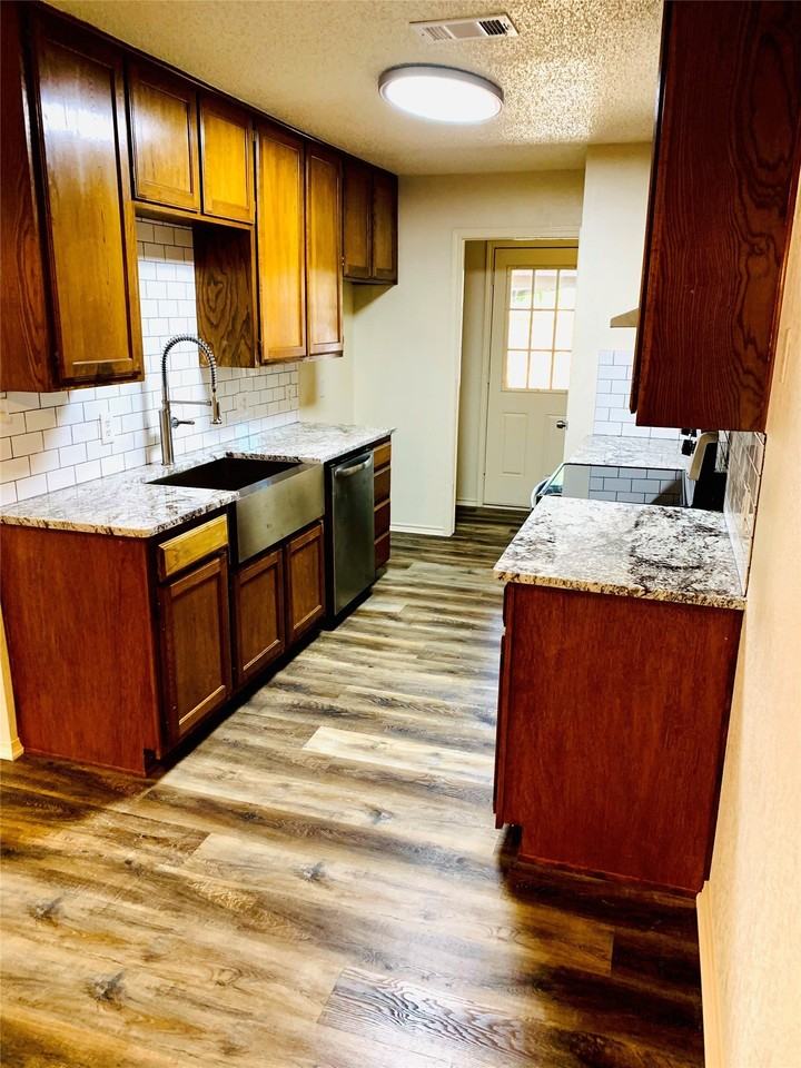 2305 Kingsford Ct - Photo 5 of 15
