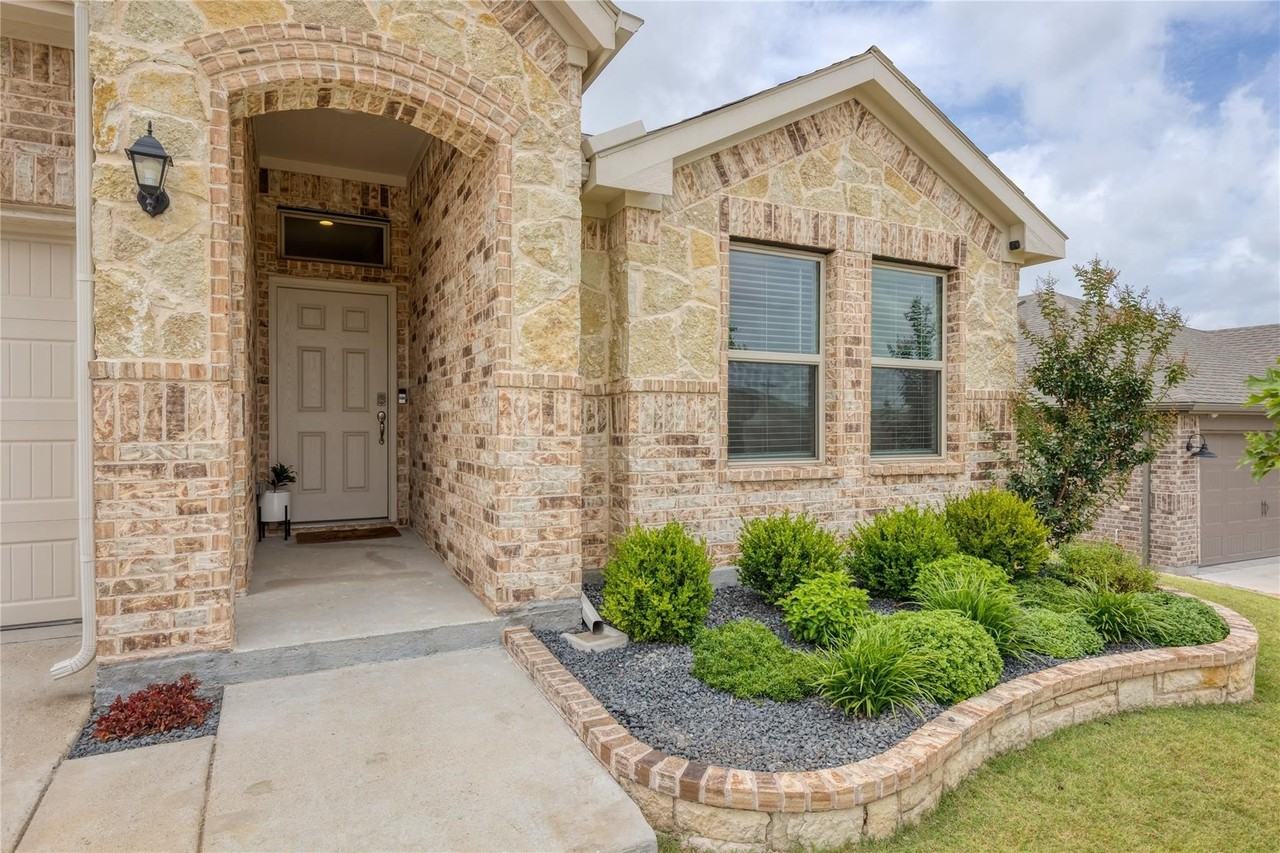 1825 Agarito Dr - Photo 2 of 34