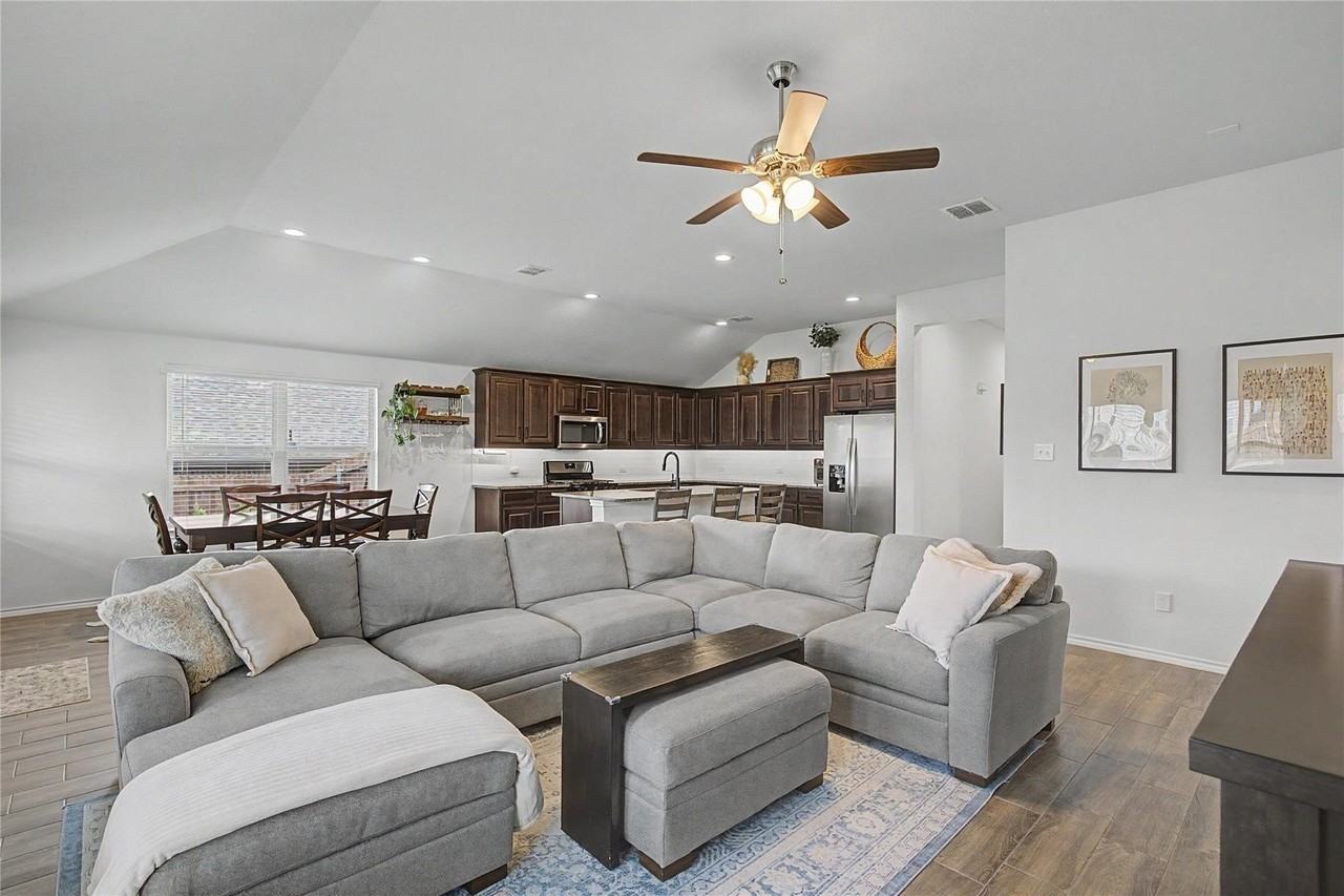 1825 Agarito Dr - Photo 5 of 34