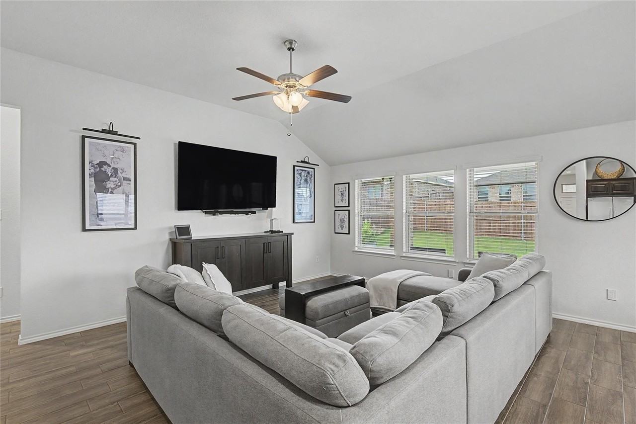 1825 Agarito Dr - Photo 7 of 34