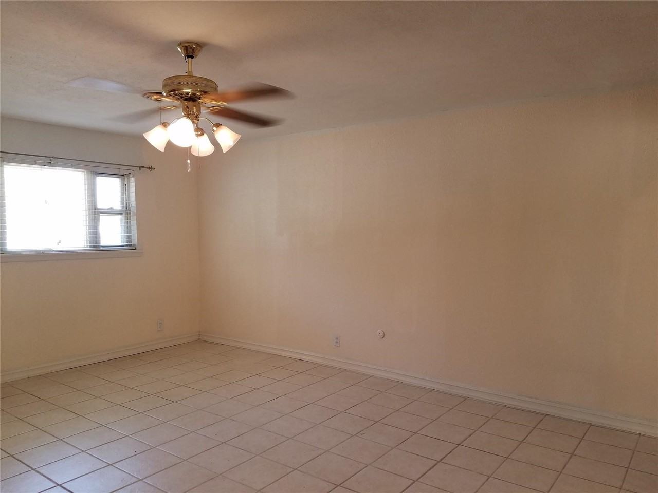702 Jones St - Photo 4 of 14