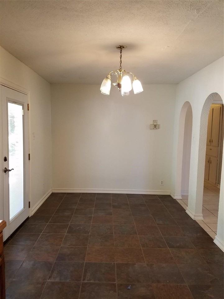 702 Jones St - Photo 7 of 14